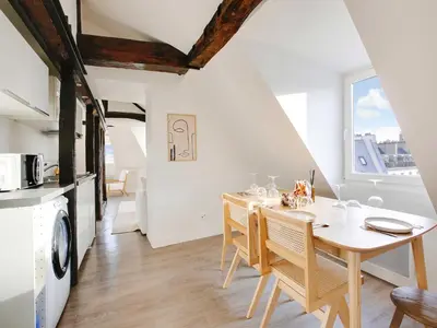 Cuisine ou kitchenette dans l'établissement Cosy flat ideally - heart of Paris