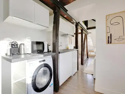 Cuisine ou kitchenette dans l'établissement Cosy flat ideally - heart of Paris