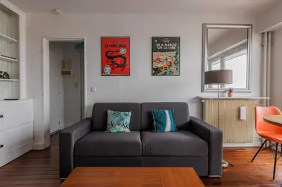 Coin salon dans l'établissement Charming apartment with balcony and view - 1BDR 2P - 19th arr