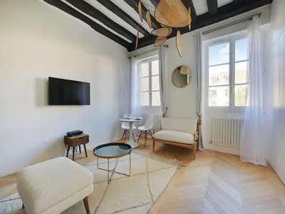 Télévision ou salle de divertissement dans l'établissement Modern getaway for two - Marais Place Vosges