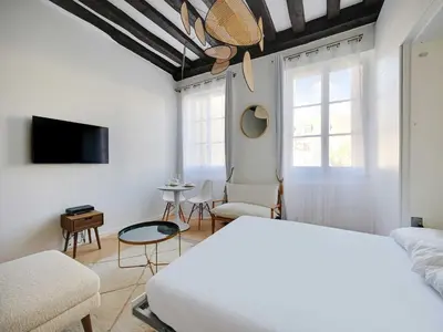 Un ou plusieurs lits dans un hébergement de l'établissement Modern getaway for two - Marais Place Vosges