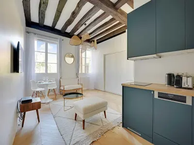 Cuisine ou kitchenette dans l'établissement Modern getaway for two - Marais Place Vosges