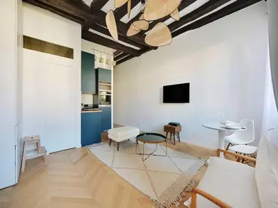 Télévision ou salle de divertissement dans l'établissement Modern getaway for two - Marais Place Vosges