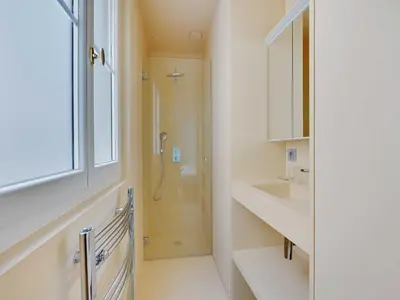 Salle de bains dans l'établissement Stunning apartment - 1BR-4P- Jardin du Luxembourg