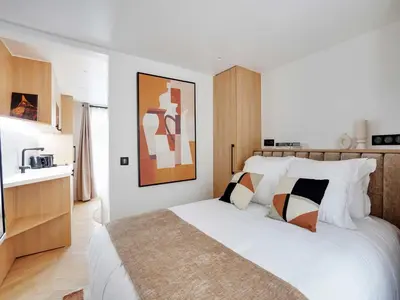 Un ou plusieurs lits dans un hébergement de l'établissement Modern apt with balcony - 1BR 2P - Saint Lazare