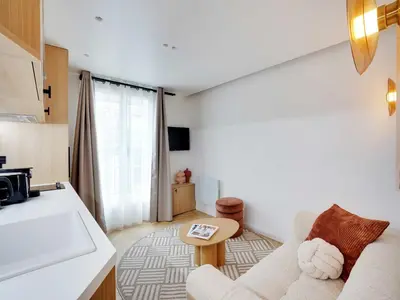 Un ou plusieurs lits dans un hébergement de l'établissement Modern apt with balcony - 1BR 2P - Saint Lazare