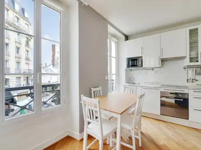 Cuisine ou kitchenette dans l'établissement Comfortable Apt - 1BD 3P - Commerce Montparnasse