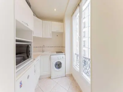 Cuisine ou kitchenette dans l'établissement Cosy studio for two Tour Eiffel Champs de Mars