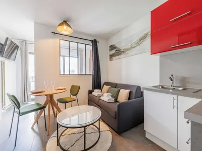 Cuisine ou kitchenette dans l'établissement Charming studio - Levallois-Perret - Mobility lease