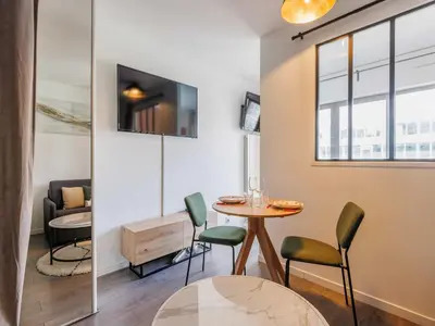 Télévision ou salle de divertissement dans l'établissement Charming studio - Levallois-Perret - Mobility lease