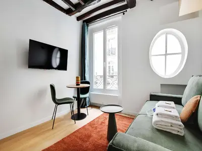 Télévision ou salle de divertissement dans l'établissement Cosy studio - 2P - Passy Tour Eiffel
