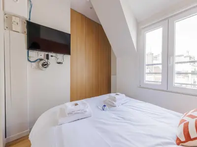 Un ou plusieurs lits dans un hébergement de l'établissement Superb Apt 2BDR 6P Porte de Champerret