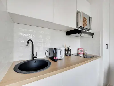 Cuisine ou kitchenette dans l'établissement Charming studio - RAYNOUARD TOUR EIFFEL - BAIL MOBILITE
