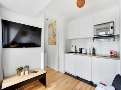 Cuisine ou kitchenette dans l'établissement Charming studio - RAYNOUARD TOUR EIFFEL - BAIL MOBILITE