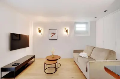 Télévision ou salle de divertissement dans l'établissement COZY Studio 2P - Champ de Mars - Military School