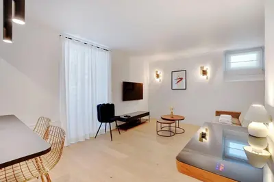 Télévision ou salle de divertissement dans l'établissement COZY Studio 2P - Champ de Mars - Military School