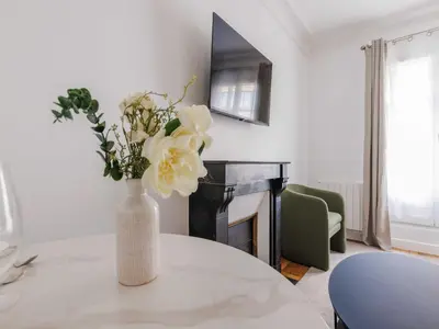 Télévision ou salle de divertissement dans l'établissement Charming appt 2 BDR 4P Sacré-Coeur