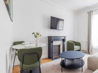 Télévision ou salle de divertissement dans l'établissement Charming appt 2 BDR 4P Sacré-Coeur
