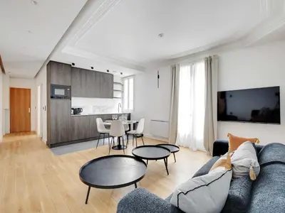 Télévision ou salle de divertissement dans l'établissement Charming apt - 2BR 5P - Sacré-Cœur Montmartre