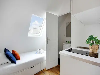 Un ou plusieurs lits dans un hébergement de l'établissement Bedroom 2 - Place Victor Hugo Trocadero - BAIL MOBILITE