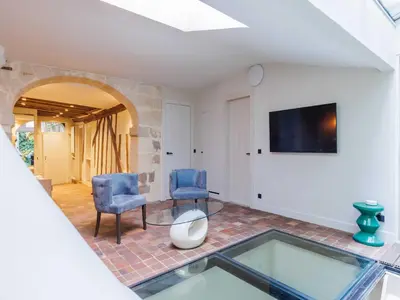 Télévision ou salle de divertissement dans l'établissement Unique appartement - Marais - Mobility Lease