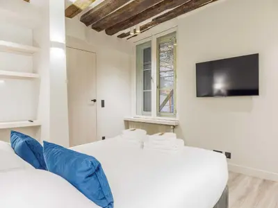 Télévision ou salle de divertissement dans l'établissement Unique appartement - Marais - Mobility Lease