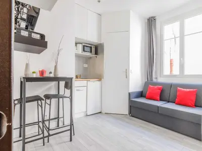 Cuisine ou kitchenette dans l'établissement Cosy studio LEVALLOIS - Mobility lease