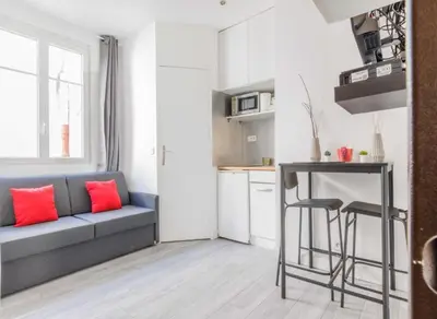 Cuisine ou kitchenette dans l'établissement Cosy studio LEVALLOIS - Mobility lease