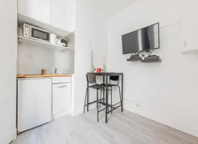 Cuisine ou kitchenette dans l'établissement Cosy studio LEVALLOIS - Mobility lease