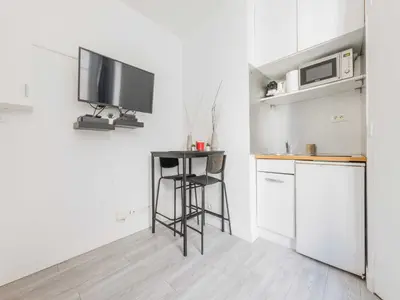 Cuisine ou kitchenette dans l'établissement Cosy studio LEVALLOIS - Mobility lease
