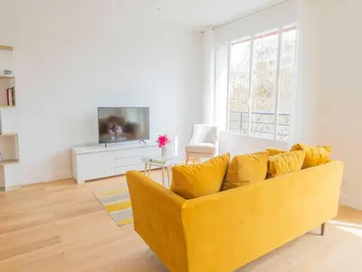 Télévision ou salle de divertissement dans l'établissement Magnificent apartment -2BR 4P - Porte Maillot