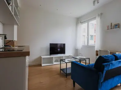 Télévision ou salle de divertissement dans l'établissement Charming studio - 2P- Neuilly-sur-Seine