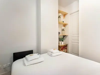 Un ou plusieurs lits dans un hébergement de l'établissement Magnificent apprt -1BR 4P- Montmartre Sacré c ur
