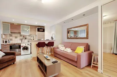 Cuisine ou kitchenette dans l'établissement Cozy Studio - Villette-2P - Mobility Lease