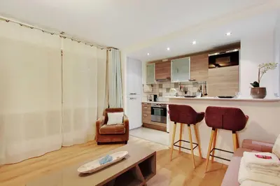 Cuisine ou kitchenette dans l'établissement Cozy Studio - Villette-2P - Mobility Lease