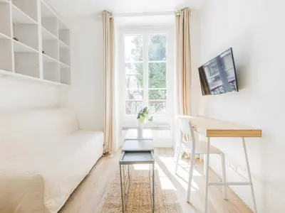 Télévision ou salle de divertissement dans l'établissement Charming Studio near Parc Monceau - MOBILITY LEASE
