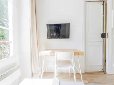 Télévision ou salle de divertissement dans l'établissement Charming Studio near Parc Monceau - MOBILITY LEASE