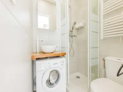 Salle de bains dans l'établissement Charming Studio near Parc Monceau - MOBILITY LEASE