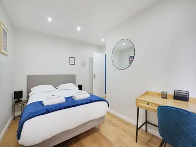 Un ou plusieurs lits dans un hébergement de l'établissement Superb apartment 2BDR 5P Père Lachaise Tenon