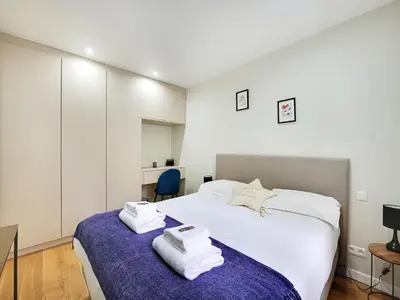 Un ou plusieurs lits dans un hébergement de l'établissement Superb apartment 2BDR 5P Père Lachaise Tenon
