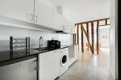 Cuisine ou kitchenette dans l'établissement Cosy flat in the heart of Paris - Mobility lease