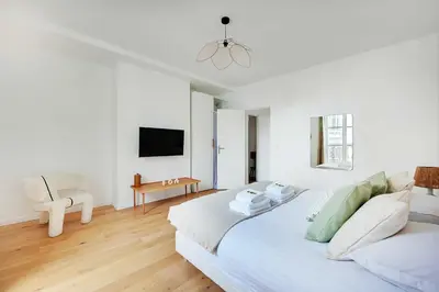 Télévision ou salle de divertissement dans l'établissement Cosy flat in the heart of Paris - Mobility lease