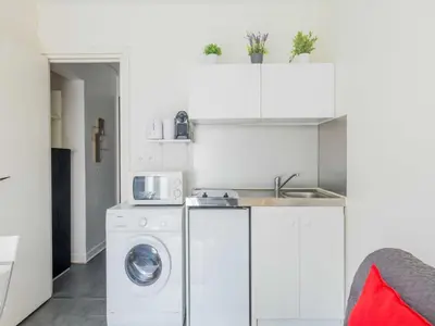 Cuisine ou kitchenette dans l'établissement Studio near Bassin de la Villette - 2P balcony