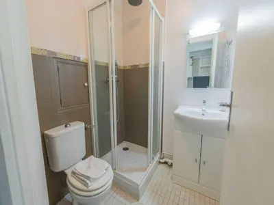 Salle de bains dans l'établissement Studio near Bassin de la Villette - 2P balcony