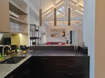 Cuisine ou kitchenette dans l'établissement Beautiful apt in the heart of PARIS - Mobility lease