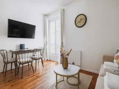 Télévision ou salle de divertissement dans l'établissement Chic flat - 1BD 4P - Auteuil