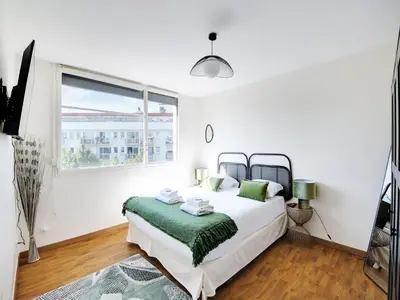 Un ou plusieurs lits dans un hébergement de l'établissement Nice apartment 4 or 6 Pers - MARCEL SAMBAT ST CLOUD - Mobility lease