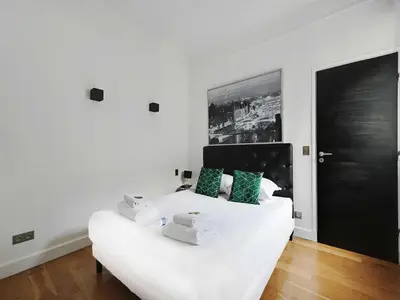 Un ou plusieurs lits dans un hébergement de l'établissement Nice and quiet 1BDR apartment 8th - BAIL MOBILITE