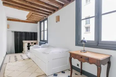 Un ou plusieurs lits dans un hébergement de l'établissement Superb apartment near Notre-Dame Cathedral - Mobility lease