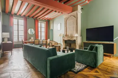 Télévision ou salle de divertissement dans l'établissement Superb apartment near Notre-Dame Cathedral - Mobility lease